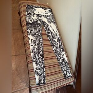 Niyama Sol Black and White Floral Leggings